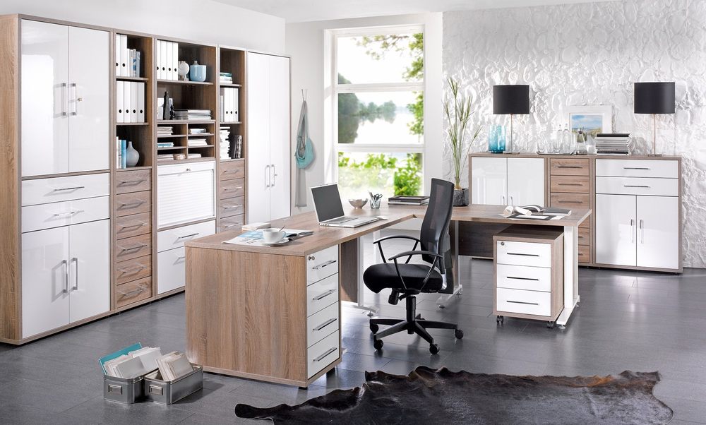 Weiß-braune Büromöbel mit einem schwarzen Bürostuhl