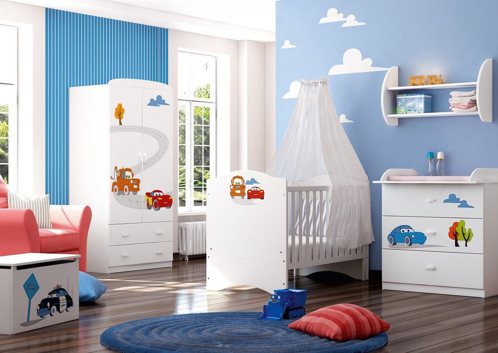 Weiße Babymöbel in einem blau gestrichenen Raum 