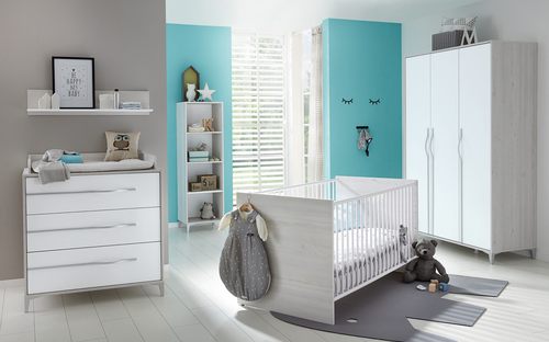 Weiße Babymöbel aus Holz in einem hellen Raum