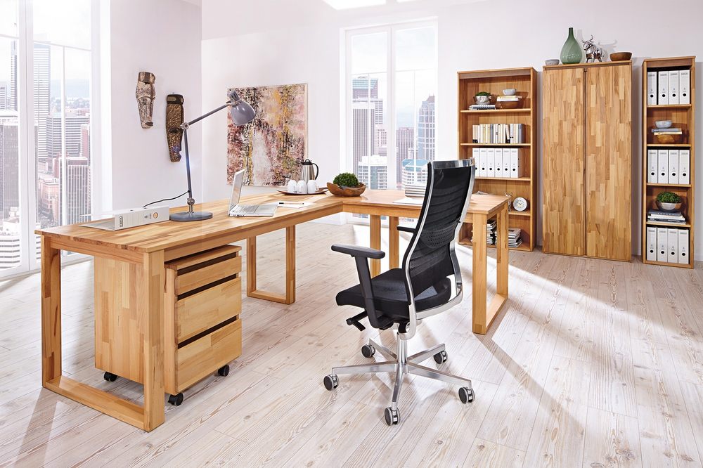 Braune Büromöbel aus Holz mit einem schwarzen Bürostuhl