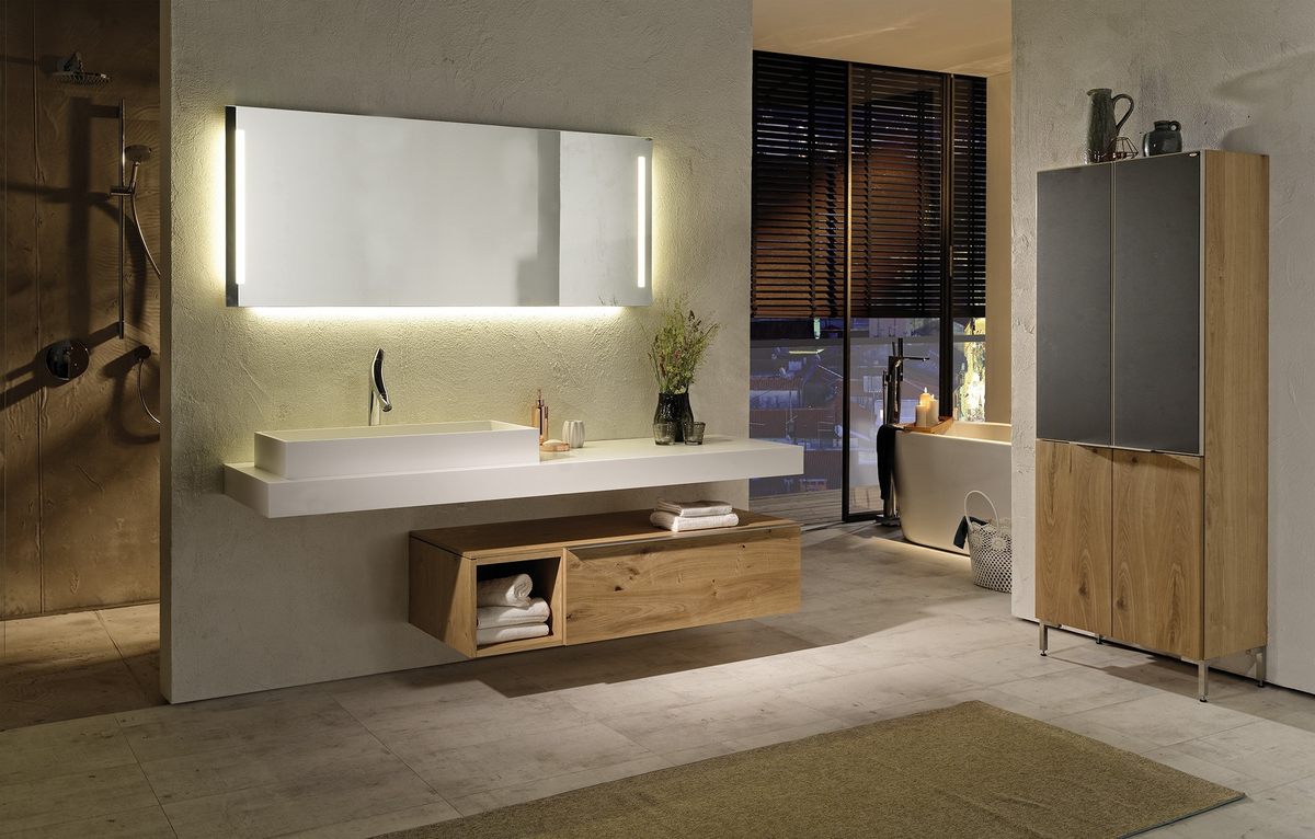 Badezimmermöbel der Marke Voglauer in einem großen, hellen Raum