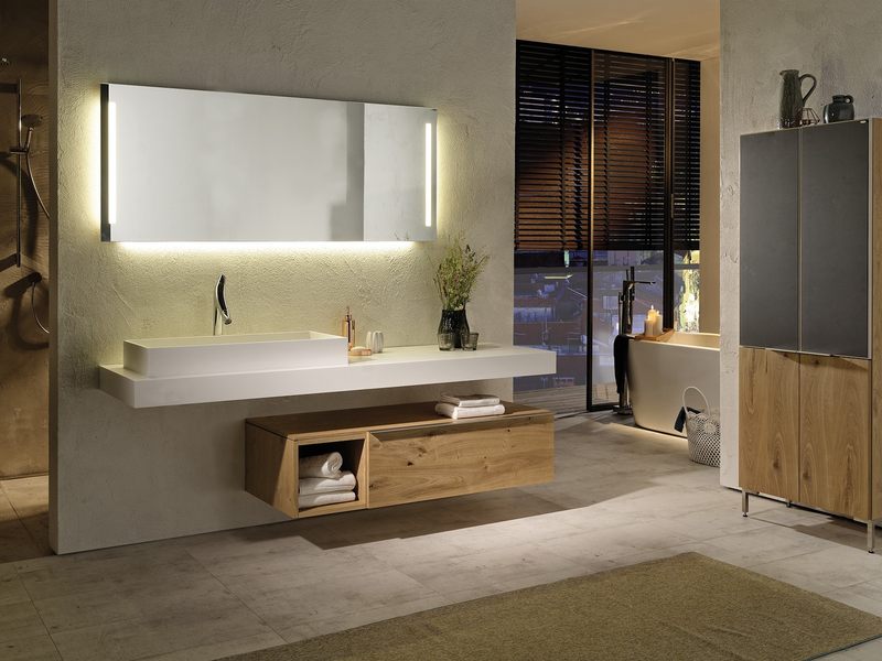 Badezimmermöbel der Marke Voglauer in einem großen, hellen Raum