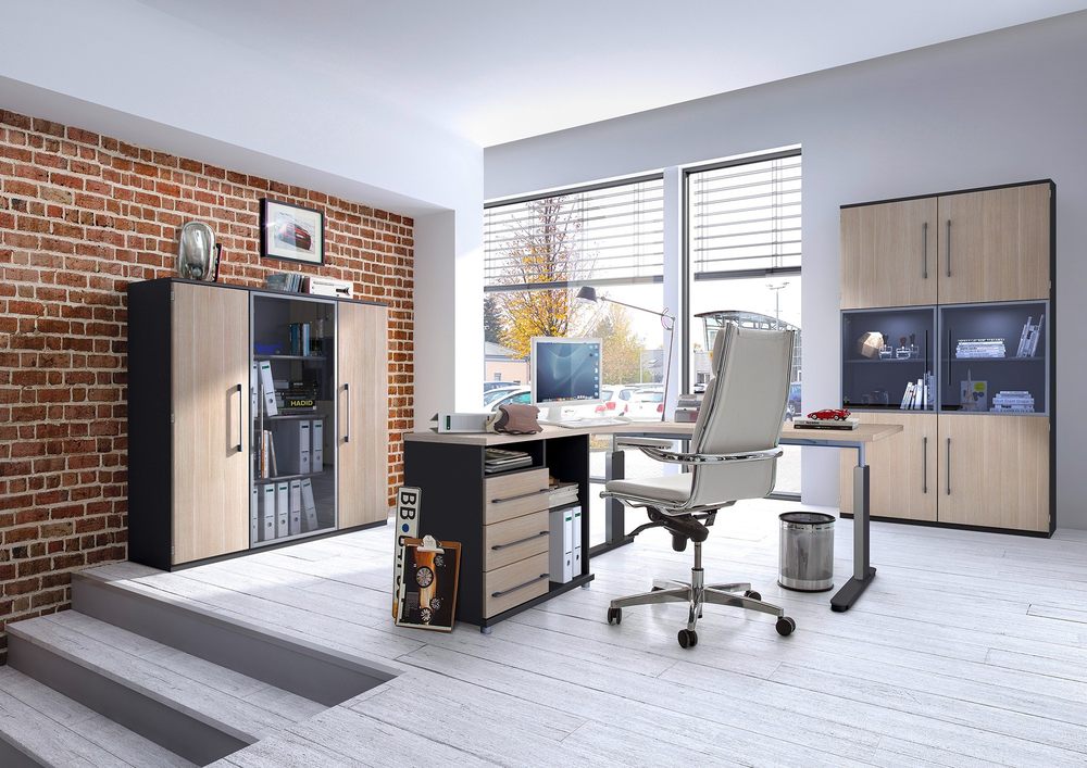 Braune Büromöbel mit weißem Bürostuhl
