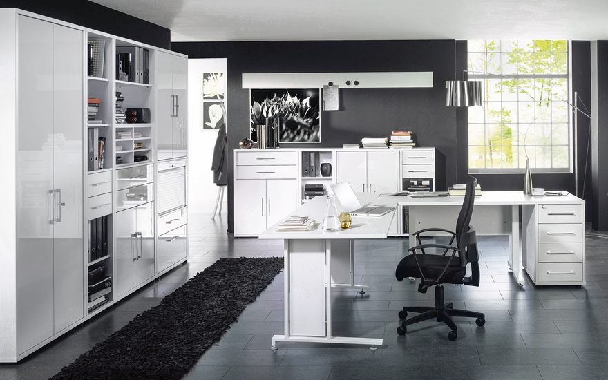 Weiße Büromöbel mit einem schwarzen Stuhl