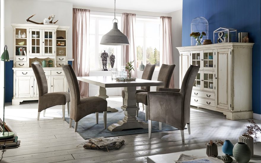 Weiße Esszimmermöbel in Holzoptik und grauen Stühlen