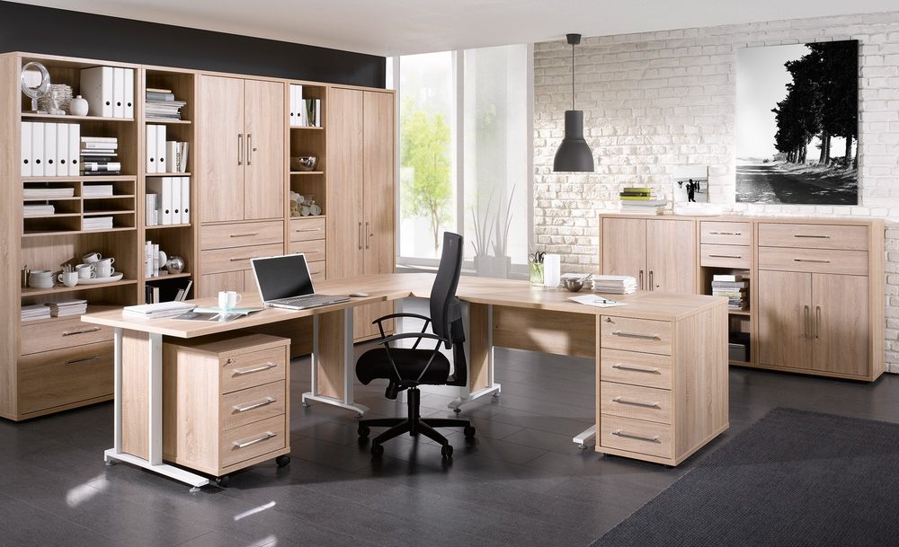 Sandfarbene Büromöbel mit einem schwarzen Bürostuhl
