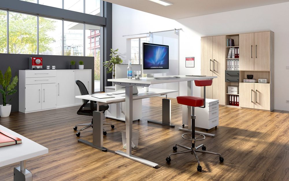Weiße Büromöbel mit höhenverstellbarem Schreibtisch der Marke Röhr