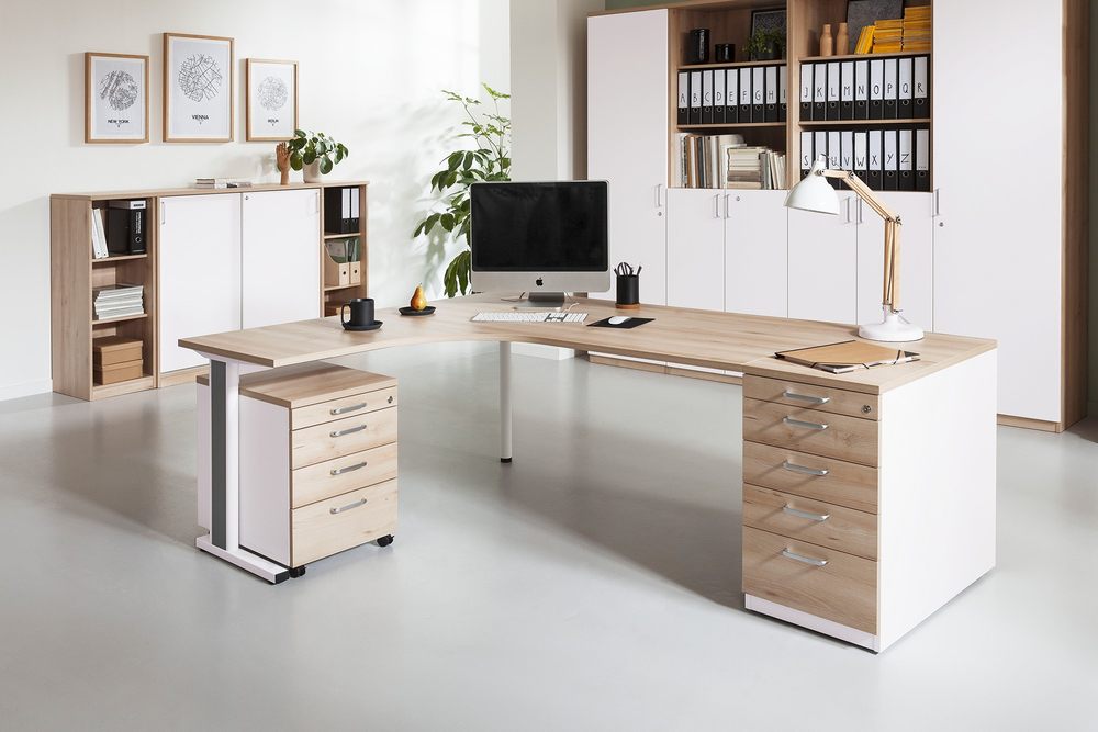Weiße Büromöbel mit brauner Holzoptik
