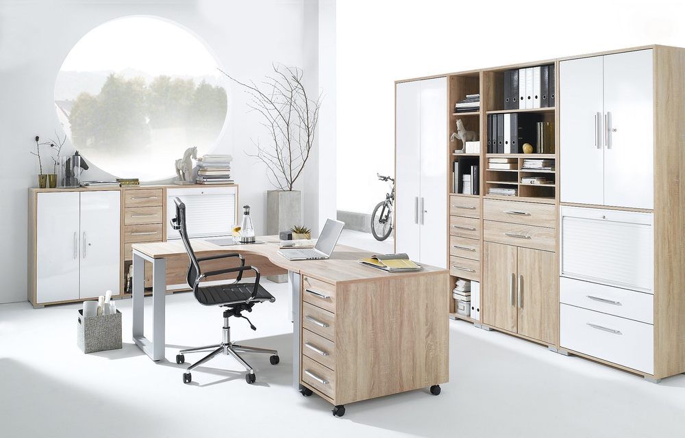 Weiß-braune Büromöbel mit einem schwarzen Bürostuhl