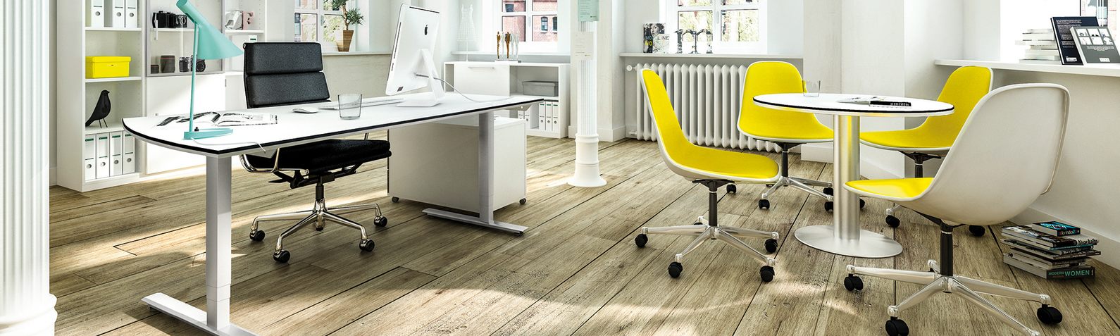 Schwarze und gelbe Schreibtischstühle und weiße Büromöbel