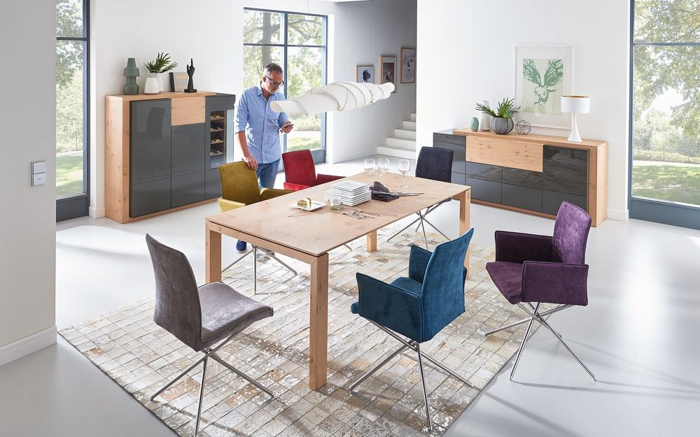 Braune Esszimmermöbel der Marke Mondo mit mehreren Farbekzenten in grau, blau und violet