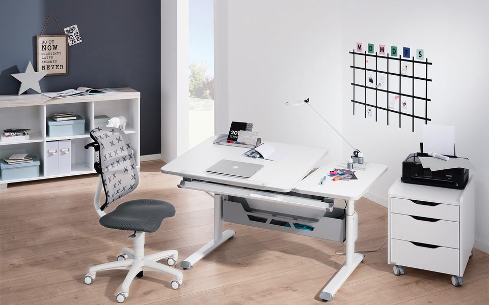 Weiße Büromöbel und ein Schreibtisch mit Glasplatte