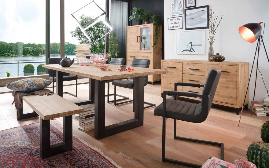 Braune Esszimmermöbel mit schwarzen Schwingstühlen und einer Bank aus Holz