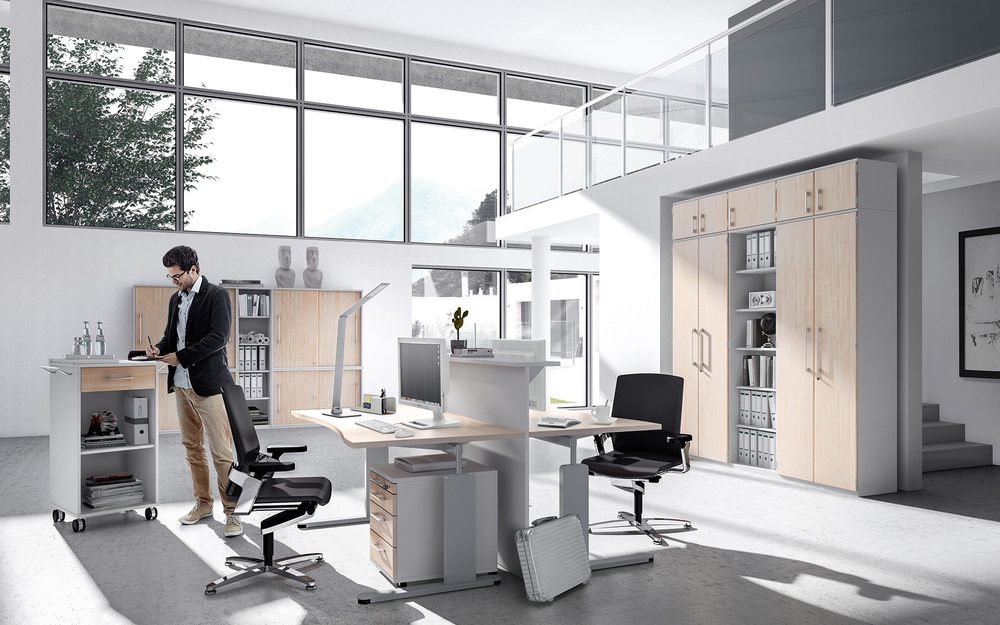 Graue Büromöbel mit hellbrauner Holzoptik