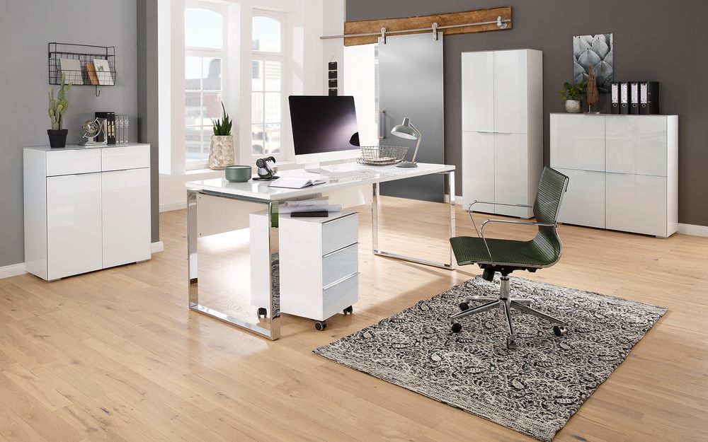 Helle Büromöbel der Marke Vito in einem geräumigen Raum