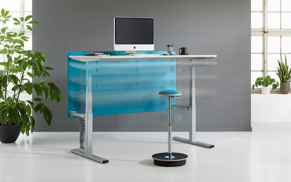 Höhenverstellbarer Schreibtisch mit einem Hocker als Schreibtischsstuhl